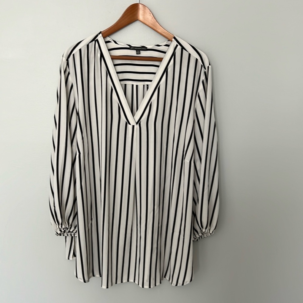 Adrianna Papell White/Black Striped Blouse with 3/4 length sleeves